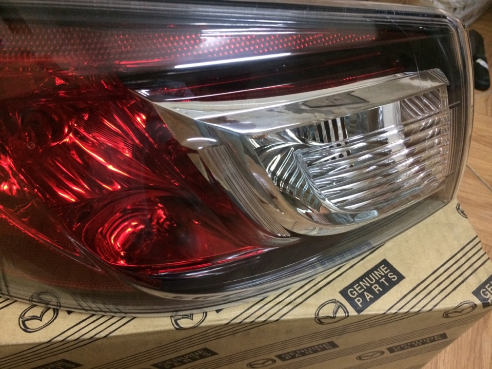 Đèn hậu miếng ngoài Mazda 3 2009-2013
